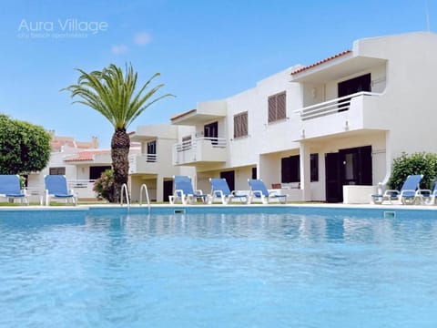 Property building, Patio, Day, Pool view, Swimming pool, Swimming pool, sunbed