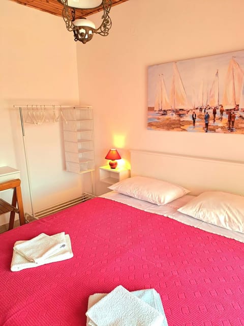 Bed, Bedroom, towels