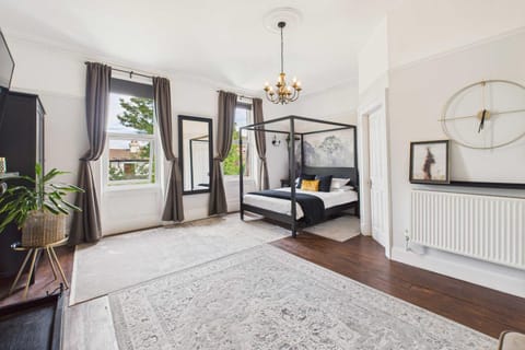 Bed, TV and multimedia, Bedroom