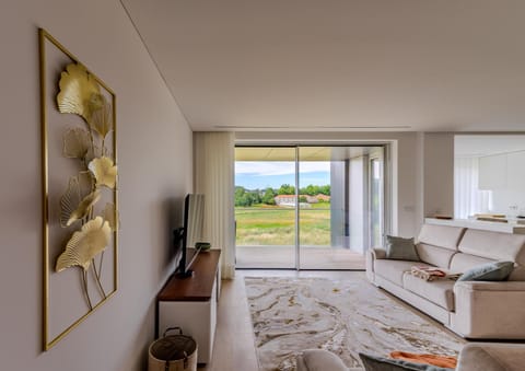 Communal lounge/ TV room, Natural landscape, TV and multimedia, Living room, Seating area, Evening entertainment
