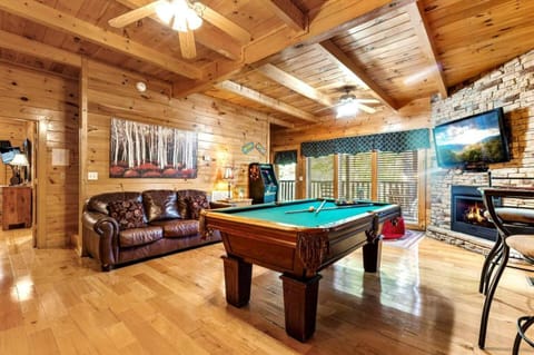 Almost Heaven - Pool Table, Arcades, Outdoor Hot Tub, Community Putt-Putt + Pool Access House in Pigeon Forge