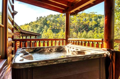 Almost Heaven - Pool Table, Arcades, Outdoor Hot Tub, Community Putt-Putt + Pool Access House in Pigeon Forge