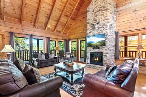 Almost Heaven - Pool Table, Arcades, Outdoor Hot Tub, Community Putt-Putt + Pool Access House in Pigeon Forge