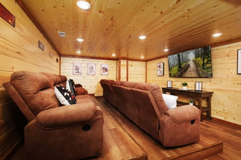 Whispering Pines Escape - Private Pool, Theater Room, Outdoor Hot Tub + Game Room House in Sevierville