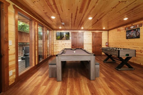Whispering Pines Escape - Private Pool, Theater Room, Outdoor Hot Tub + Game Room House in Sevierville