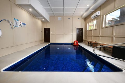 Whispering Pines Escape - Private Pool, Theater Room, Outdoor Hot Tub + Game Room House in Sevierville