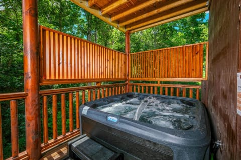 Whispering Pines Escape - Private Pool, Theater Room, Outdoor Hot Tub + Game Room House in Sevierville