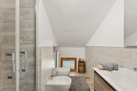 Shower, Toilet, Bathroom, bidet, towels