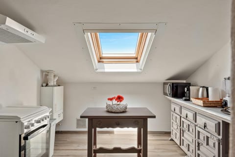 Kitchen or kitchenette, Dining area, oven, pet friendly, stove