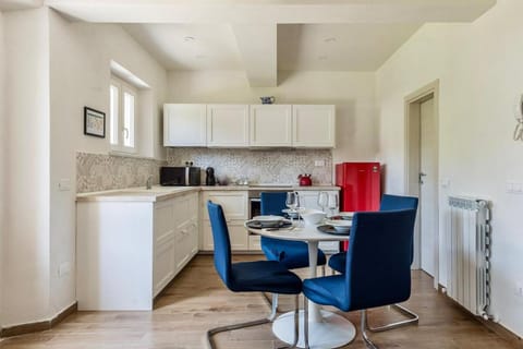 Coffee/tea facilities, Kitchen or kitchenette, Living room, Seating area, Dining area, minibar, oven, pet friendly, stove, toaster