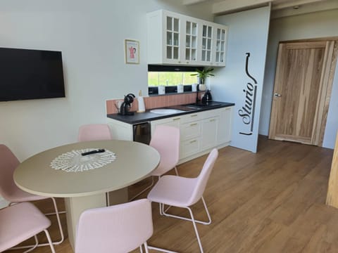 TV and multimedia, Coffee/tea facilities, Kitchen or kitchenette, Dining area, stove