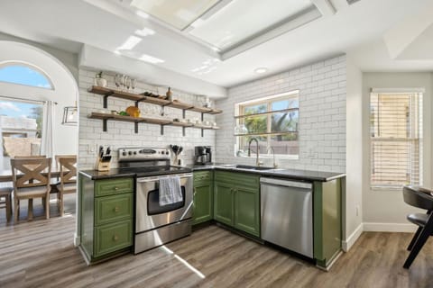 5BDR with Pool & Scenic Golf Views! House in Red Mountain Ranch