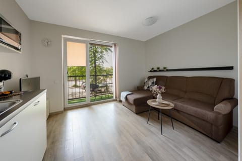 Kitchen or kitchenette, Living room, Seating area, Dining area, minibar, pet friendly