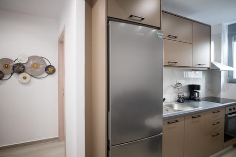 Coffee/tea facilities, Kitchen or kitchenette, oven, stove