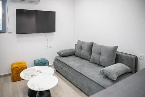 TV and multimedia, Living room, Seating area, air conditioner