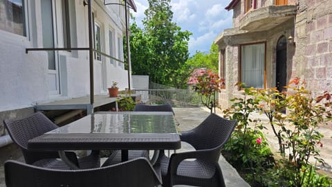 Day, Garden