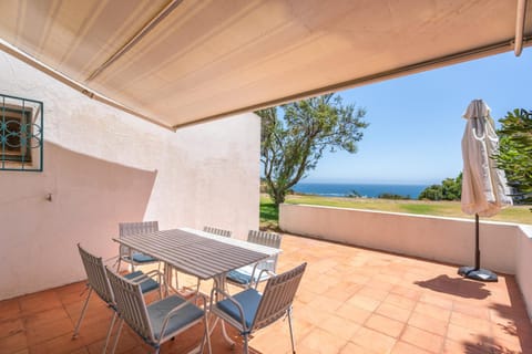 Property building, Balcony/Terrace, Living room