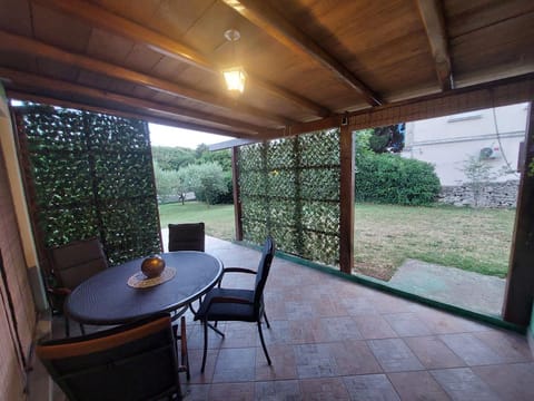 Patio, Spring, Day, Natural landscape, BBQ facilities, Garden, View (from property/room), Balcony/Terrace, Living room, Seating area, Dining area, Garden view
