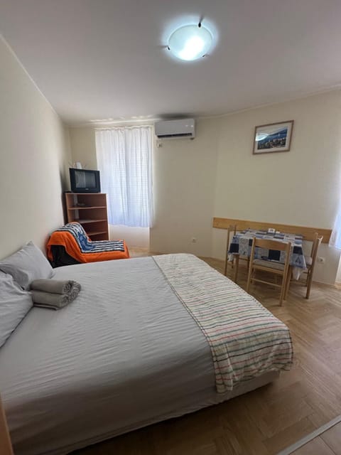 Bed, Photo of the whole room, Bedroom, air conditioner