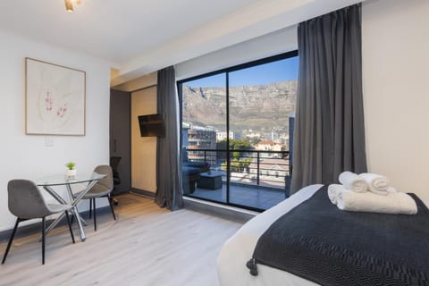 TV and multimedia, Balcony/Terrace, Living room, Seating area, Dining area, Mountain view, towels