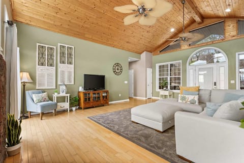 The Greenview Manor with Lake Views House in Kimberling City