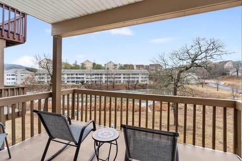 Chandler's Pondview Getaway - Chic Branson Escape House in Branson