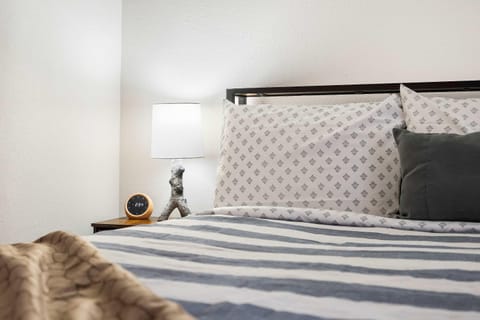 Chandler's Pondview Getaway - Chic Branson Escape House in Branson