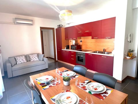 Living room, Food and drinks, Seating area, Dining area