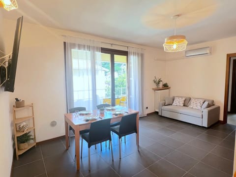 TV and multimedia, Living room, Seating area, Dining area, air conditioner