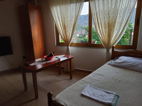 Bed, TV and multimedia, Bedroom, towels