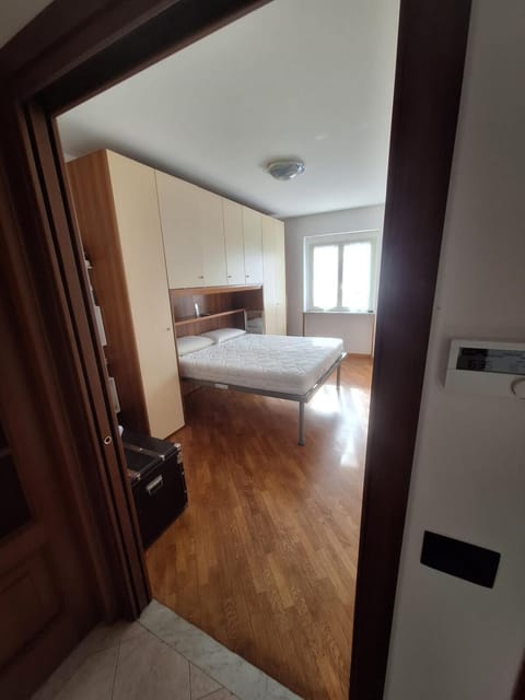 Bed, Photo of the whole room, Facility for disabled guests, wardrobe, acessibility