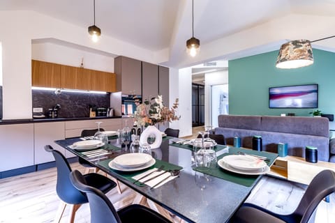 Kitchen or kitchenette, Living room, Seating area, Dining area, Food, stove