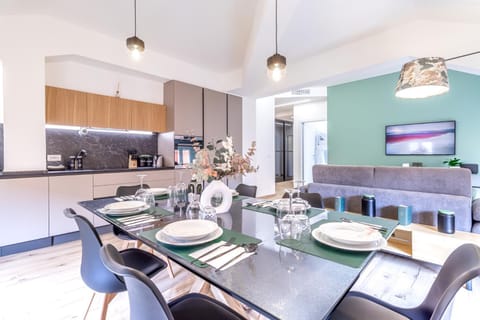 Coffee/tea facilities, Kitchen or kitchenette, Dining area, stove