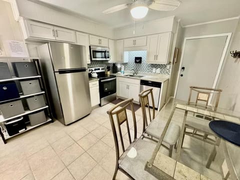 Kitchen or kitchenette, Dining area, oven, stove
