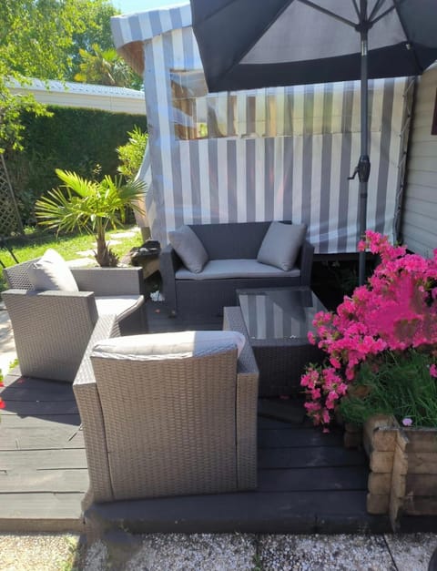 Patio, Day, Garden, Balcony/Terrace, Living room, Seating area, Garden view