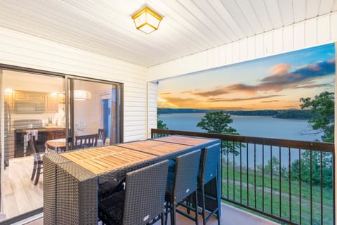 Lakefront Oasis - Amazing Views House in Kimberling City