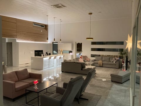 TV and multimedia, Kitchen or kitchenette, Living room, Seating area