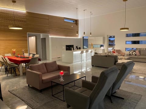 TV and multimedia, Living room, Seating area, Dining area