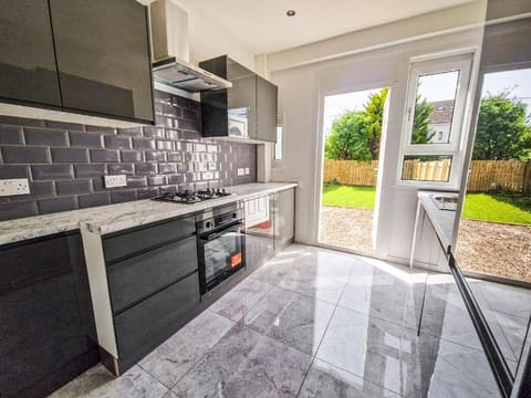 Modern and stylish 3 bedroom 2 bathroom west end house with Free WiFi and parking Villa in Glasgow