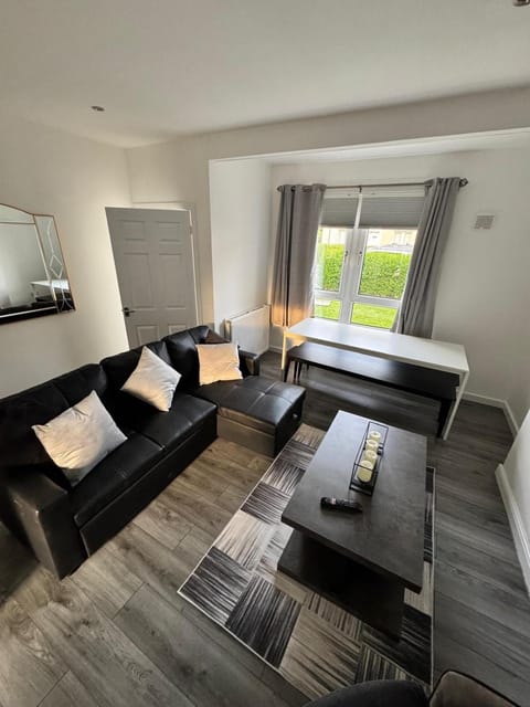 Modern and stylish 3 bedroom 2 bathroom west end house with Free WiFi and parking Villa in Glasgow