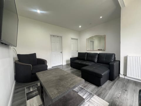Modern and stylish 3 bedroom 2 bathroom west end house with Free WiFi and parking Villa in Glasgow