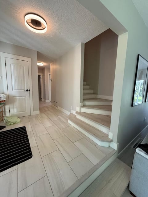 Modern 5BR Luxury Getaway Apartment in Southern Gulf Islands