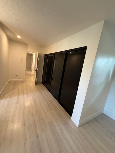 Modern 5BR Luxury Getaway Apartment in Southern Gulf Islands