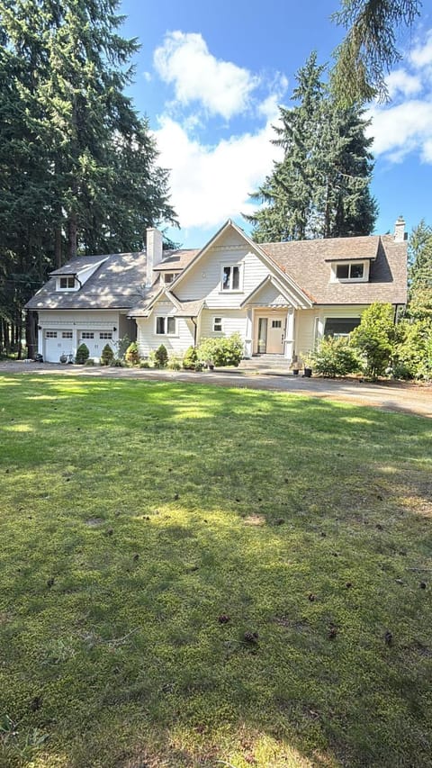 Modern 5BR Luxury Getaway Apartment in Southern Gulf Islands