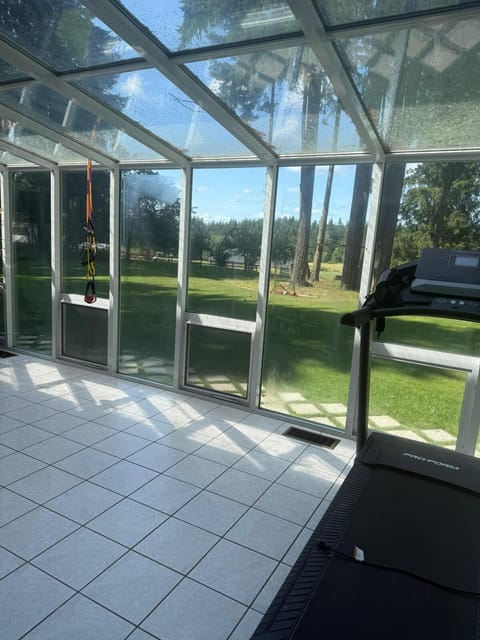 Modern 5BR Luxury Getaway Apartment in Southern Gulf Islands