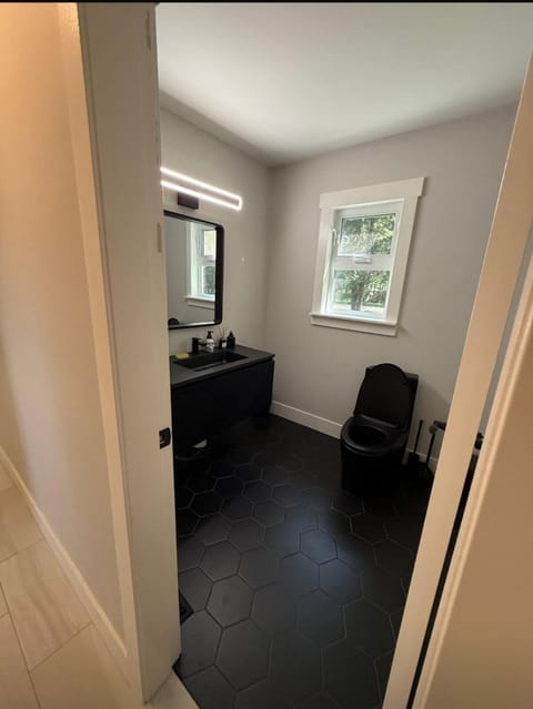 Modern 5BR Luxury Getaway Apartment in Southern Gulf Islands