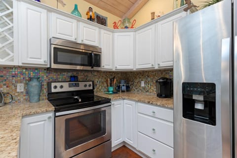 Mango Bungalow - Sleeps 8 2 Community Pools House in Port Aransas