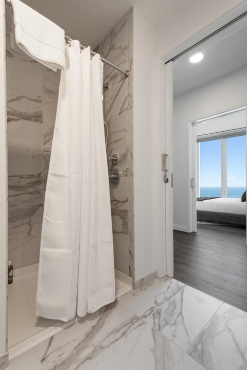 Shower, Bed, Bathroom, towels