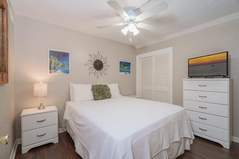 Sea Forever - Cozy Oceanfront Condo House in Lower Grand Lagoon