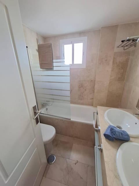 Shower, Toilet, Bathroom, Bath, towels